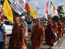 58 Biksu Thudong Jalan Kaki dari Bali sampai di Klaten, tapi Kok Lanjut Naik Bus?