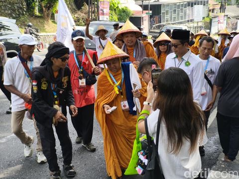 16 biksu yang melakukan perjalanan Thudong saat mampir di Vihara Tanah Putih di Kecamatan Candisari, Kota Semarang, Senin (25/5/2026).