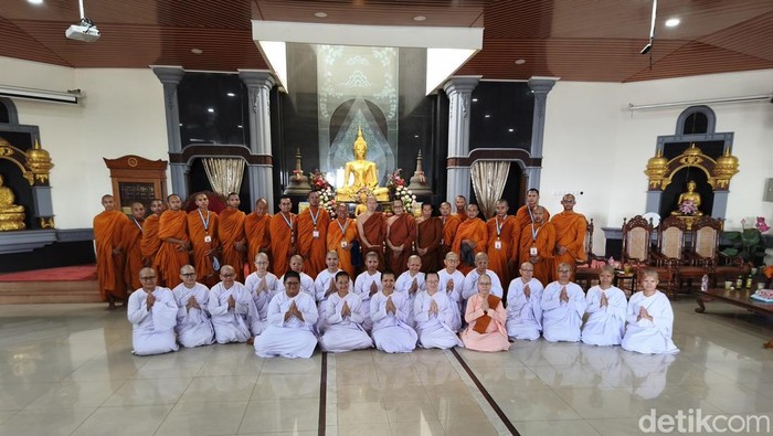 16 biksu yang melakukan perjalanan Thudong saat mampir di Vihara Tanah Putih di Kecamatan Candisari, Kota Semarang, Senin (25/5/2026).