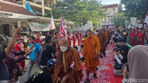 Biksu Thudong Puluhan biksu lintas negara melakukan perjalanan dari Bali menuju Candi Borobudur yang singgah di Jogja, Senin (25/5/2026).