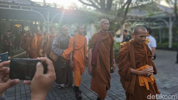 Biksu Thudong Tiba di Jogja Puluhan biksu lintas negara melakukan perjalanan dari Bali menuju Candi Borobudur yang singgah di Jogja, Senin (25/5/2026).
