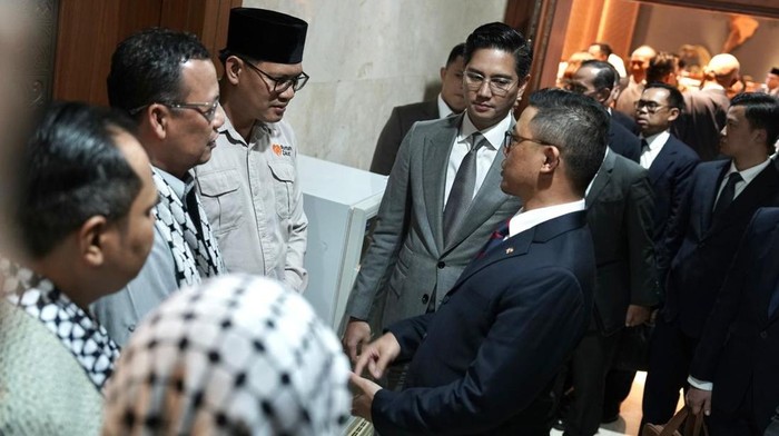 Ketua Fraksi Partai Gerindra DPR, Budisatrio Djiwandono, menyampaikan rasa syukur atas kepulangan sembilan warga negara Indonesia (WNI) yang ditahan saat mengikuti misi kemanusiaan Global Sumud Flotilla.