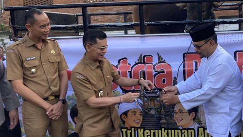 Bupati Klungkung, I Made Satria, menyerahkan sumbangan seekor sapi kurban untuk Idul Adha 1447 Hijriah di Masjid Hasanudin, Senin (25/5/2026). (Fatih Kudus Jaelani/detikBali)
