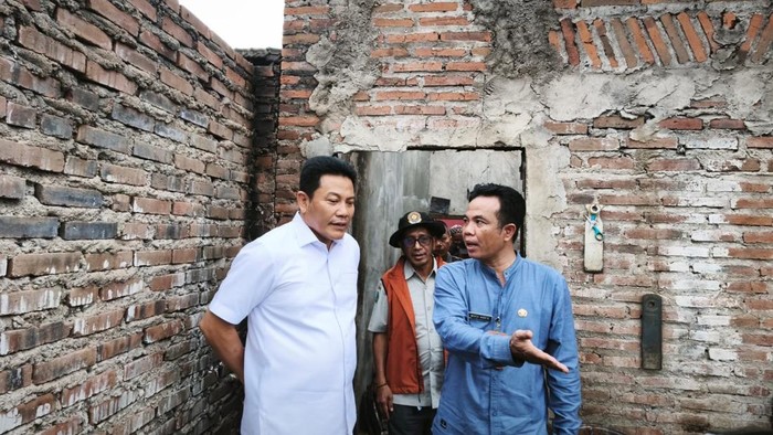 Bupati Subandi saat menyalurkan bantuan ke Suliyadi yang rumahnya kebakaran.