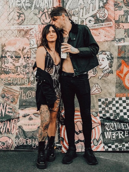 Penyanyi Band Metal Umumkan Jadi Gay, Istri Ajukan Cerai 2 Bulan Kemudian