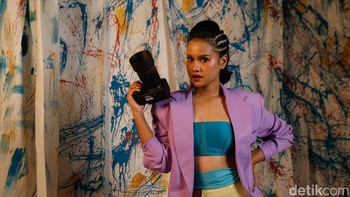 Model menunjukkan kamera terbaru Canon EOS R6 V saat peluncuran di Jakarta.