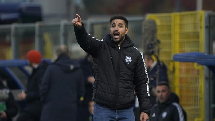 COMO, ITALY - NOVEMBER 30:  Francesc Fabregas Head Coach of Como 1907 gestures during the Serie A match between Como and Monza at Stadio G. Sinigaglia on November 30, 2024 in Como, Italy. (Photo by Pier Marco Tacca/Getty Images)
