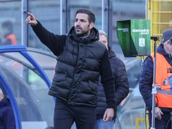 Fabregas lalu pensiun jadi pemain, dan menjadi pelatih Como. Klub milik Hartono Bersaudara itu dibawanya jadi runner up Serie B dan promosi ke Serie A. (Foto: Stefano Nicoli/NurPhoto via Getty Images)