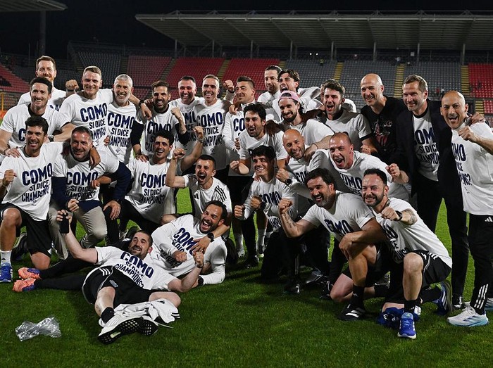 CREMONA, ITALY - MAY 24: Como celebrates the victory at the end of the Serie A match between US Cremonese and Como 1907 at Stadio Giovanni Zini on May 24, 2026 in Cremona, Italy. (Photo by Image Photo Agency/Getty Images)