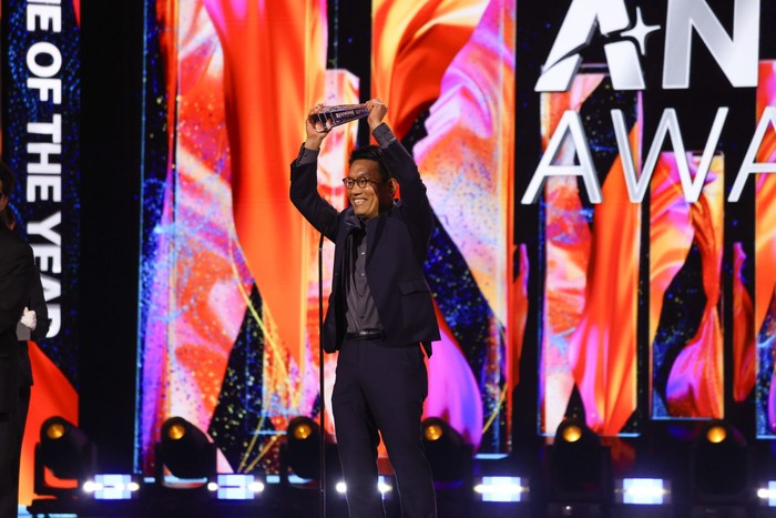 Sutradara Anime My Hero Academia Final Season, Kenji Nagasaki, saat menerima anugerah Anime of the Year di ajang Crunchyroll Anime Awards 2026.