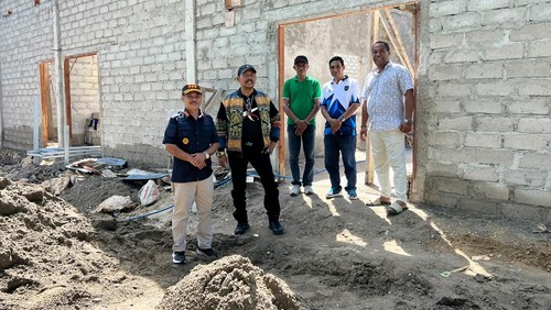 Kakanwil Ditjenpas NTT, Ketut Akbar Herry Achjar, saat memantau langsung pembangunan dapur MBG di Lapas Waingapu.