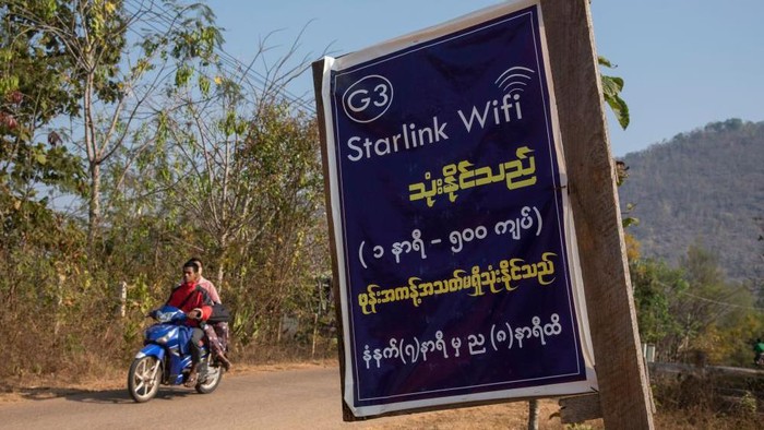 Kafe Starlink bermunculan di berbagai wilayah Myanmar seiring junta memberlakukan pemadaman internet di sejumlah daerah (Thierry Falise/LightRocket via Getty Images)