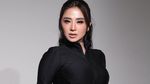 Gaya Sporty Dewi Perssik, Pose Estetis di Bangku