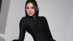 Gaya Sporty Dewi Perssik, Pose Estetis di Bangku