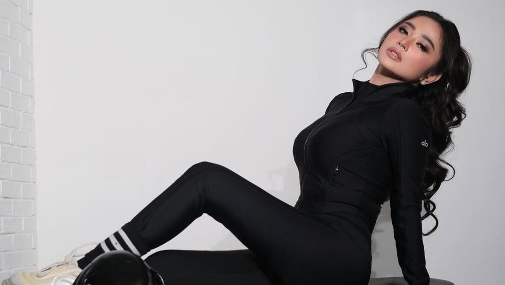 Gaya Sporty Dewi Perssik, Pose Estetis di Bangku