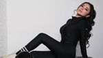 Gaya Sporty Dewi Perssik, Pose Estetis di Bangku