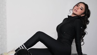 Gaya Sporty Dewi Perssik, Pose Estetis di Bangku