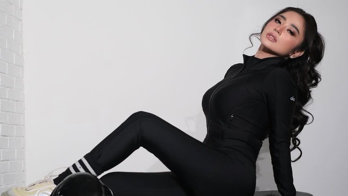 dewi perssik