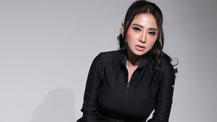 dewi perssik