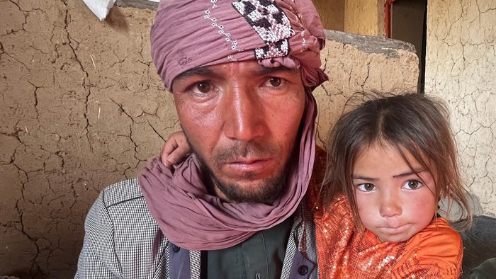 Abdul Rashid Azimi mengatakan ia siap menjual salah satu putrinya untuk memberi makan anak-anaknya yang lain (Imogen Anderson/BBC)

