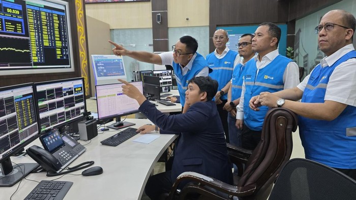 Direktur Utama PLN, Darmawan Prasodjo bersama jajarannya melakukan pemantauan sistem kelistrikan Sumatra di PLN UIP3BS, Pekanbaru, Riau, pada Minggu (24/5/2026) Darmawan juga mengunjungi PLTU Tenayan, Pekanbaru.