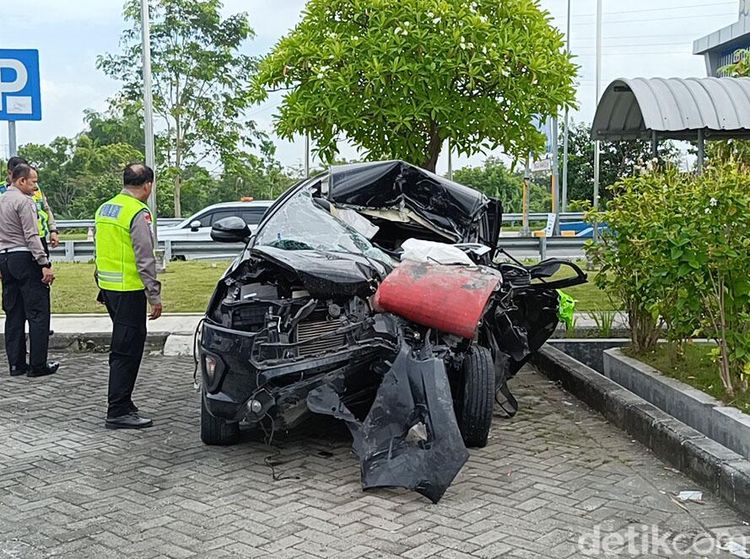 Penampakan Mobil Gus Hilman Usai Laka di Tol Paspro