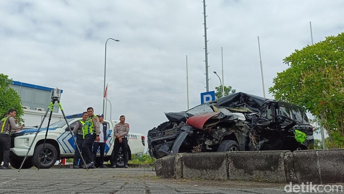 Ditlntas Polda Jatim melakukan olah TKP dengan metode TAA