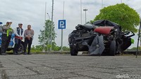 Dalam peristiwa itu, dua penumpang dilaporkan meninggal dunia. Sementara Gus Hilman selamat meski mengalami patah tulang dan masih menjalani perawatan di RSUD dr Soetomo Surabaya.