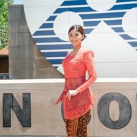 Gaya Erina Gudono Berkebaya Coral saat Wisuda S2 di Amerika, Raih IPK 4.00