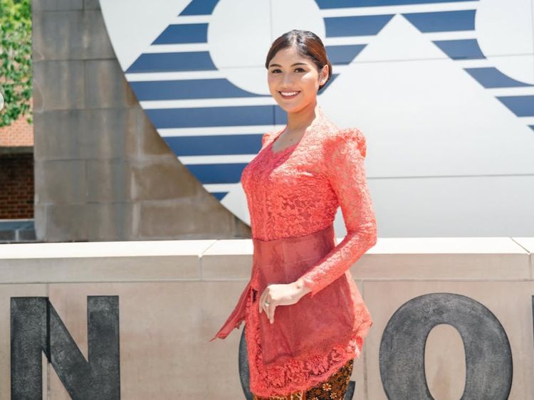 Gaya Erina Gudono Berkebaya Coral saat Wisuda S2 di Amerika, Raih IPK 4.00
