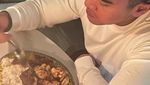 Romantis! Erina Gudono Kulineran Bareng Kaesang hingga Masak di Rumah