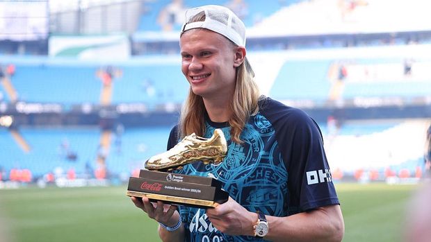 MANCHESTER, ENGLAND - MAY 24: Erling Haaland of Manchester City with the Coca Cola Premier League Golden Boot trophy during the Premier League match between Manchester City and Aston Villa at Etihad Stadium on May 24, 2026 in Manchester, United Kingdom. (Photo by Robbie Jay Barratt - AMA/Getty Images)