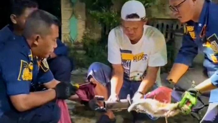Evakuasi kepala kucing terjebak pipa knalpot di Kemiri, Tulung, Klaten.