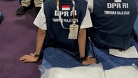 Saat posisi duduk pun mepet. Foto: Dok Timwas Haji DPR