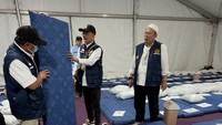 Kasur berwarna biru itu dinilai tidak layak digunakan jemaah karena tipis dan tidak nyaman. Foto: Dok Timwas Haji DPR