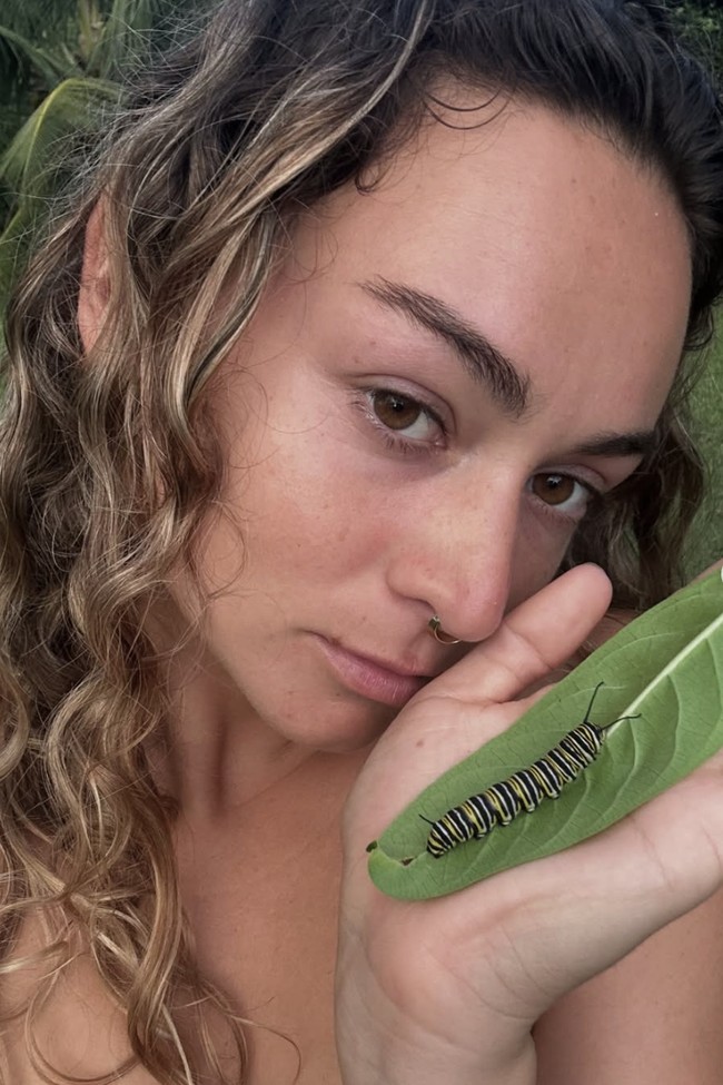 Berbasis di North Carolina, Gabbie Gonzale merupakan influencer dengan pengikut ratusan ribu di Instagram dan TikTok. Dia kerap memposting gaya hidup yang dekat dengan alam.  Foto: dok. Instagram @gabbieegonzalez