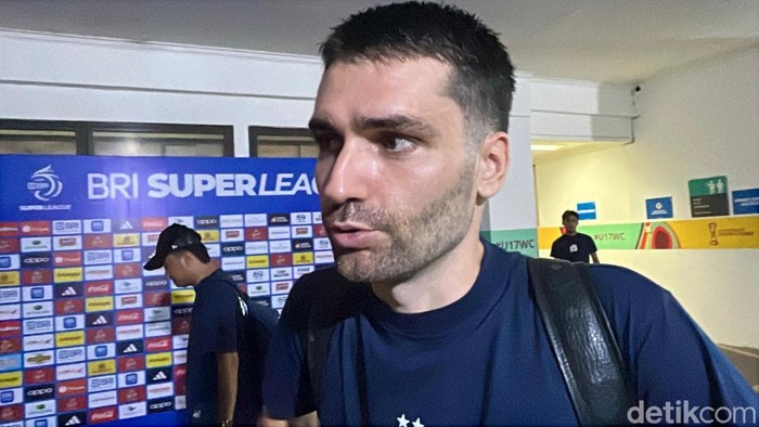 Gelandang Persik Kediri, Jon Toral