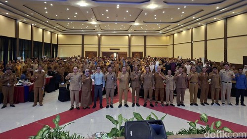 Gubernur NTB Lalu Muhamad Iqbal kumpulkan 257 kepala desa mantapkan pendistribusian dana Program Desa Berdaya senilai Rp 128 miliar di Mataram, Senin (25/5/2026). (Foto: Ahmad Viqi/detikBali).