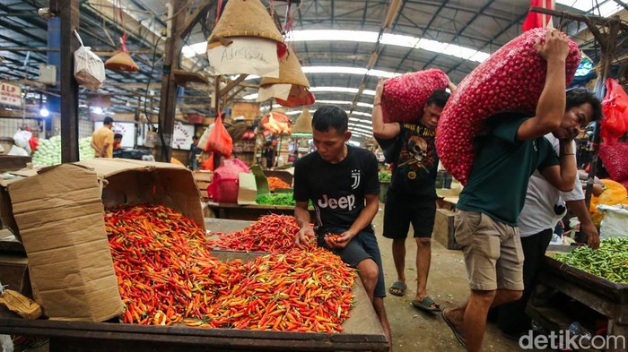 Menjelang Hari Raya Idul Adha 1447 Hijriah, harga sejumlah jenis cabai di pasar tradisional mengalami lonjakan tajam dan membuat masyarakat mulai mengeluhkan tingginya biaya kebutuhan dapur. Kenaikan harga terjadi di sejumlah komoditas cabai akibat meningkatnya permintaan dan terbatasnya pasokan di pasaran.
