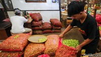 Para pedagang menyebut tingginya permintaan masyarakat menjelang Idul Adha menjadi salah satu faktor utama pemicu kenaikan harga.