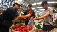 Selain itu, pasokan cabai merah besar dari daerah Temanggung sempat mengalami kekosongan sehingga stok di pasar berkurang dan harga ikut terdongkrak.