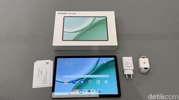 Di dalamnya terdapat unit Honor Pad X8b, charger 15W, kabel USB-C, ejector, buku manual, dan kartu garansi. Foto: Virgina Maulita Putri/detikINET