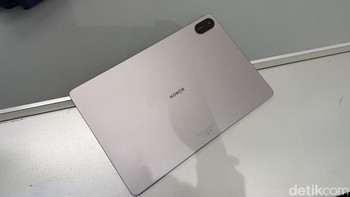 Tablet ini tersedia dalam pilihan warna Space Gray dengan ketebalan hanya 7,25 mm dan bobot 499 gram. Honor meningkatkan durabilitas tablet ini hingga 60% untuk ketahanan jatuh, 30% untuk ketahanan tekanan, dan 30% ketahanan air. Foto: Virgina Maulita Putri/detikINET