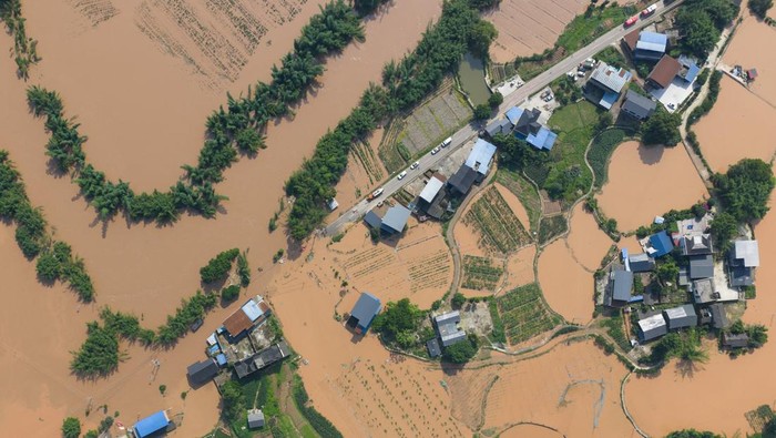 A drone view of rescue operations underway in Anxi village following flash floods and landslides triggered by extreme rainfall, in Yongchuan district, Chongqing, China May 24, 2026. cnsphoto via REUTERS ATTENTION EDITORS - THIS IMAGE WAS PROVIDED BY A THIRD PARTY. CHINA OUT.     TPX IMAGES OF THE DAY