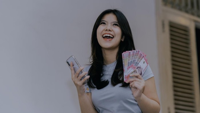 Ilustrasi Perempuan dan Uang