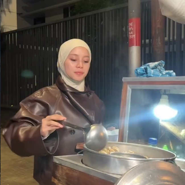 Intip Keseruan Lesti Kejora Jualan Bakso Keliling Pakai Motor