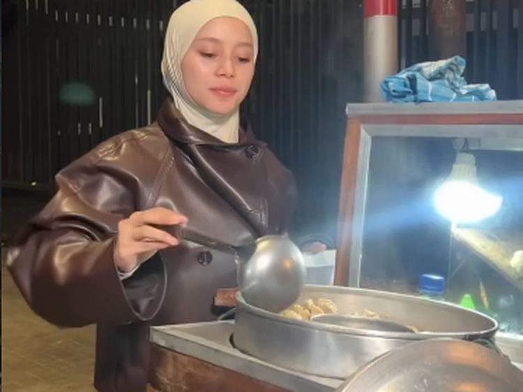 Intip Keseruan Lesti Kejora Jualan Bakso Keliling Pakai Motor
