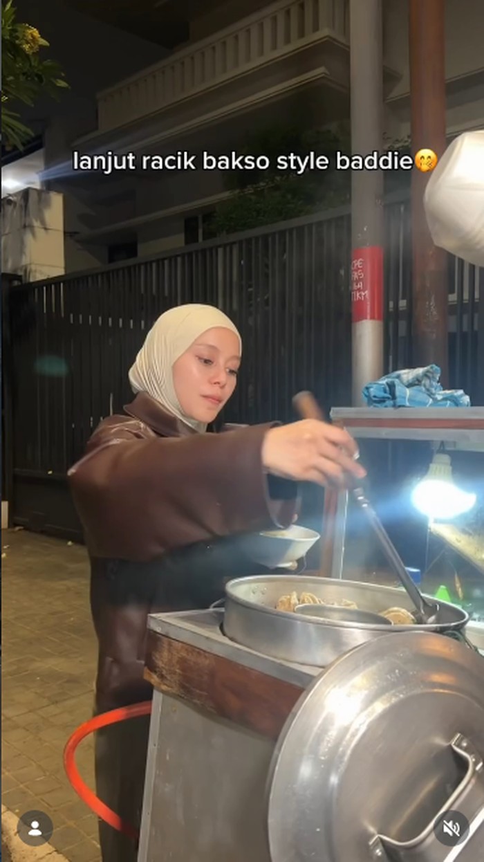 Intip Keseruan Lesti Kejora Jualan Bakso Keliling Pakai Motor