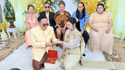 Bikin Heboh, Potret Istri Pertama Gelar Lamaran untuk Suami & Calon Madunya