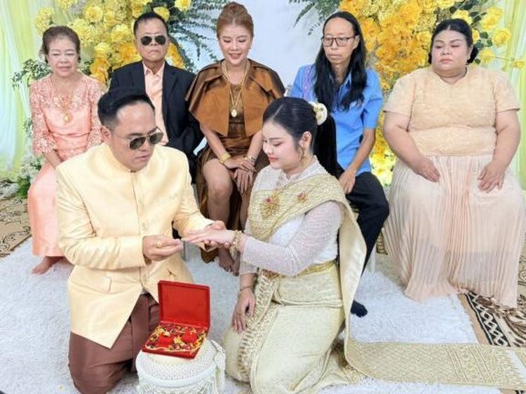 Bikin Heboh, Potret Istri Pertama Gelar Lamaran untuk Suami & Calon Madunya